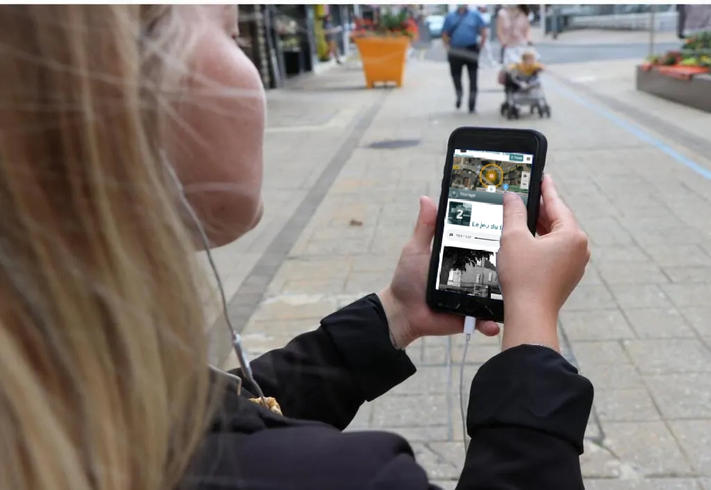 Une personne écoute une promenade Baladeur sur un téléphone